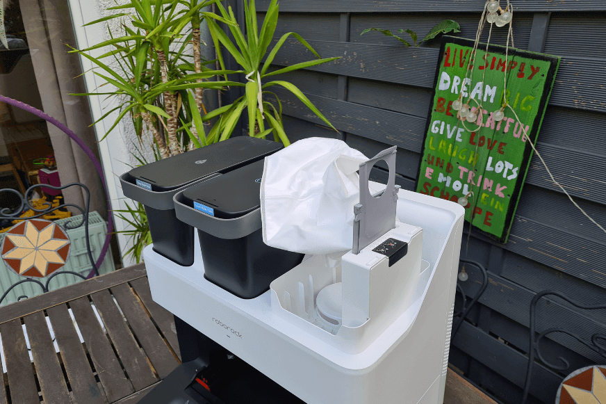 Der Einweg-Staubbeutel der Roborock S7 Pro Ultra Station ist zu sehen.